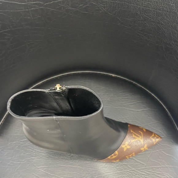 Selling brand new pair of Louis Vuitton heels in a womens sz 37- 1/2 - Picture 4 of 5